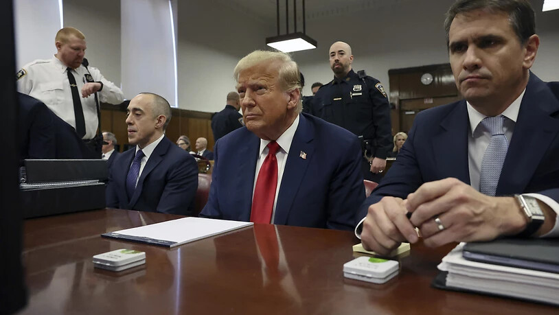 Der ehemalige US-Präsident Donald Trump (M) erscheint zu seinem Prozess vor dem Strafgericht in Manhattan. Foto: Spencer Platt/POOL Getty Images/AP/dpa