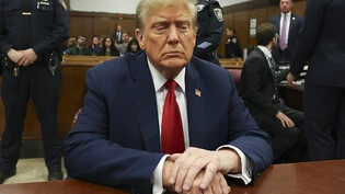 dpatopbilder - Der ehemalige Präsident Donald Trump sitzt im Gericht in Manhattan. Der Strafprozess gegen Trump in Zusammenhang mit Schweigegeldzahlungen an einen Pornostar wurde fortgesetzt. Foto: Brendan McDermid/Pool Reuters/AP/dpa