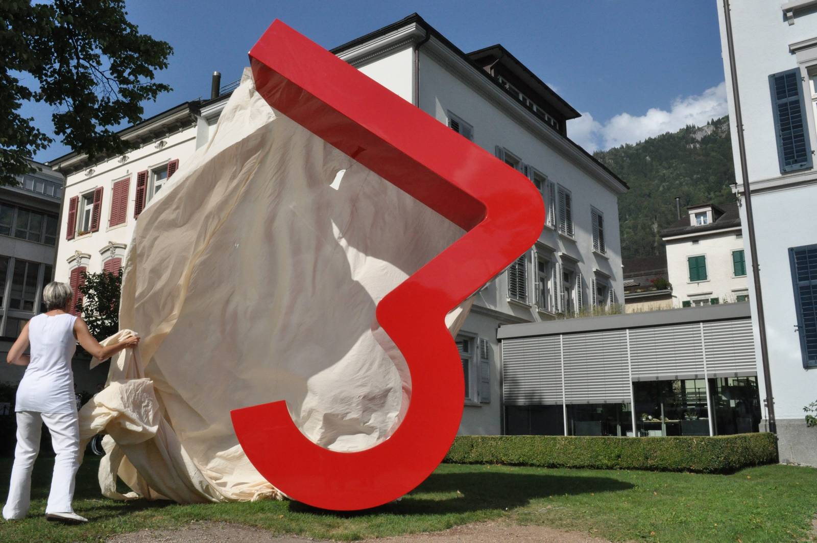 Die «Rote Drei» im Garten der Steuerverwaltung.