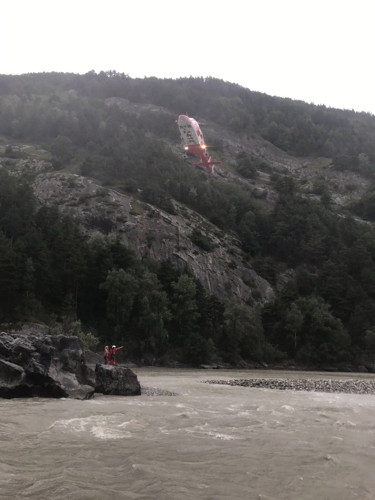 Die spektakuläre Rettung kam per Helikopter.