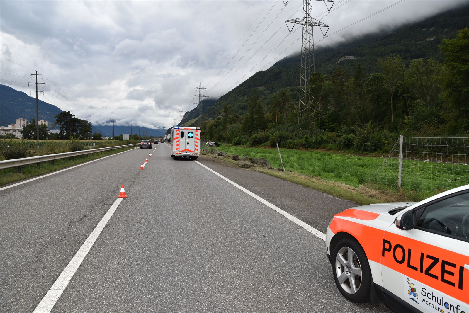 Während derUnfallaufnahme wurde der Verkehr einspurig am Ereignisort vorbeigeführt. KANTONSPOLIZEI GRAUBÜNDEN