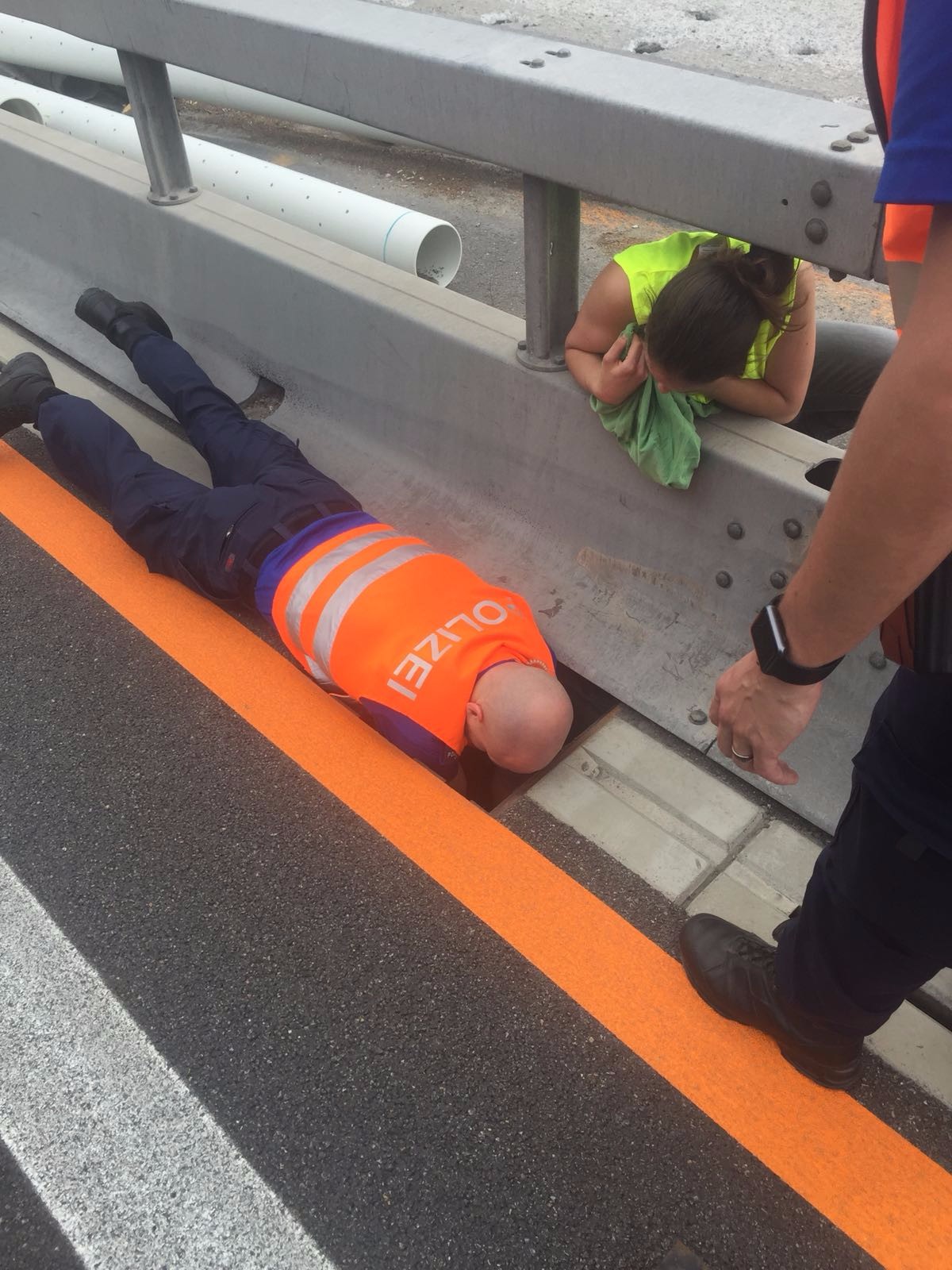 Ein Polizist rettet die Küken aus einem Abwasserschacht am Strassenrand. KANTONSPOLIZEI ST. GALLEN
