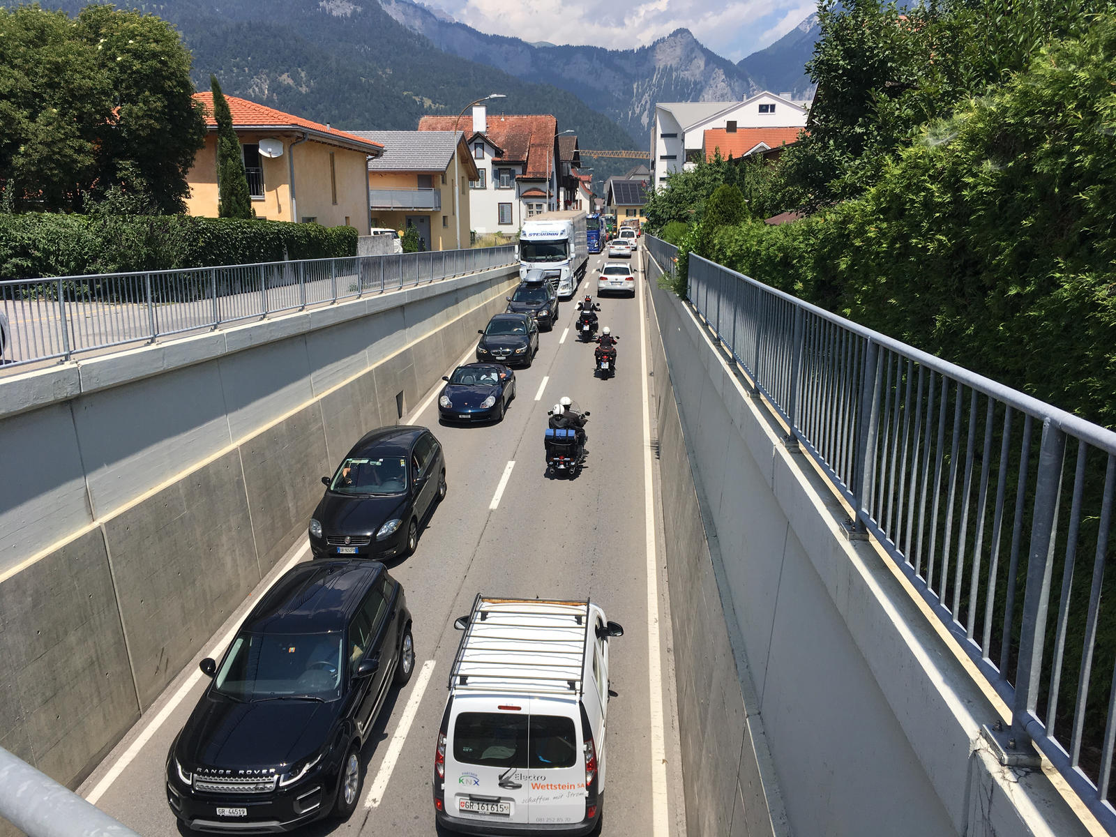 Auf der Umleitung durch Bonaduz staut sich der Verkehr. YANIK BÜRKLI
