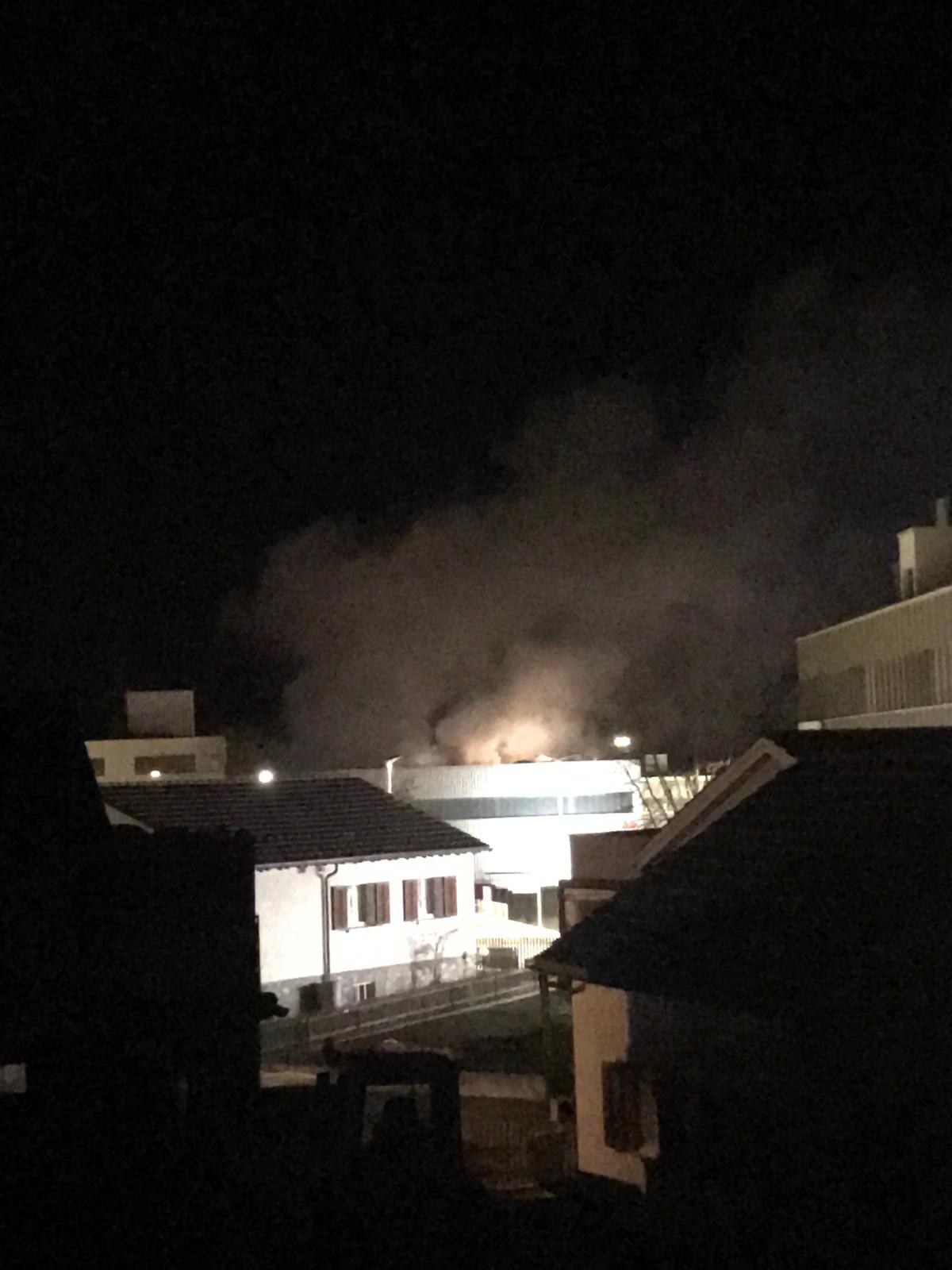 Das Feuer auf einem Firmengelände in der Churer Industrie war weitherum sichtbar.  ANNINA GOOD