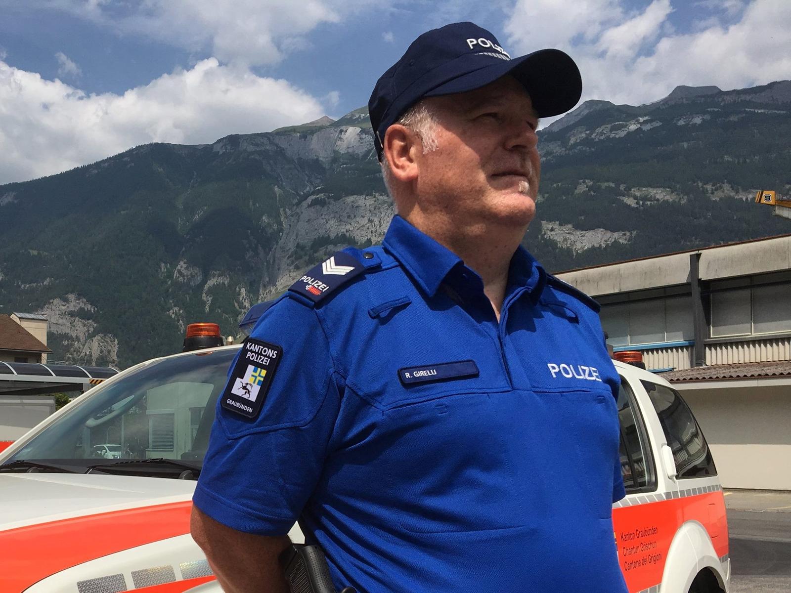 Das neue Hemd der Kantonspolizei Graubünden hat keine Brusttaschen. PRESSEBILD