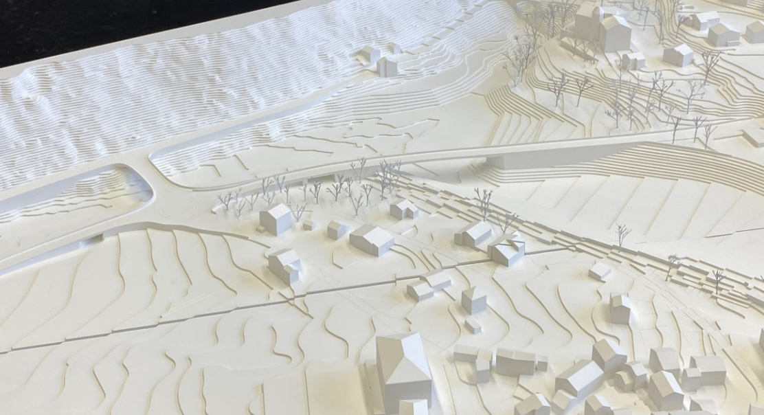 Auf dem Model sind die neue angepasste Malojastrasse mit Kreisel und die angepasste Promontognostrasse zu sehen. 