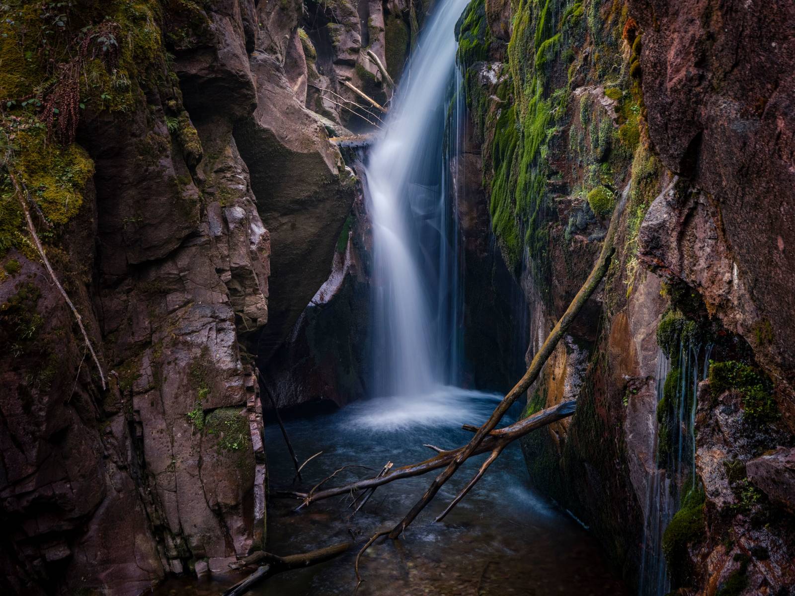 Murgbach-Wasserfall: Das Verrucano-Gestein gibt die rote und manchmal sogar violette Farbe.