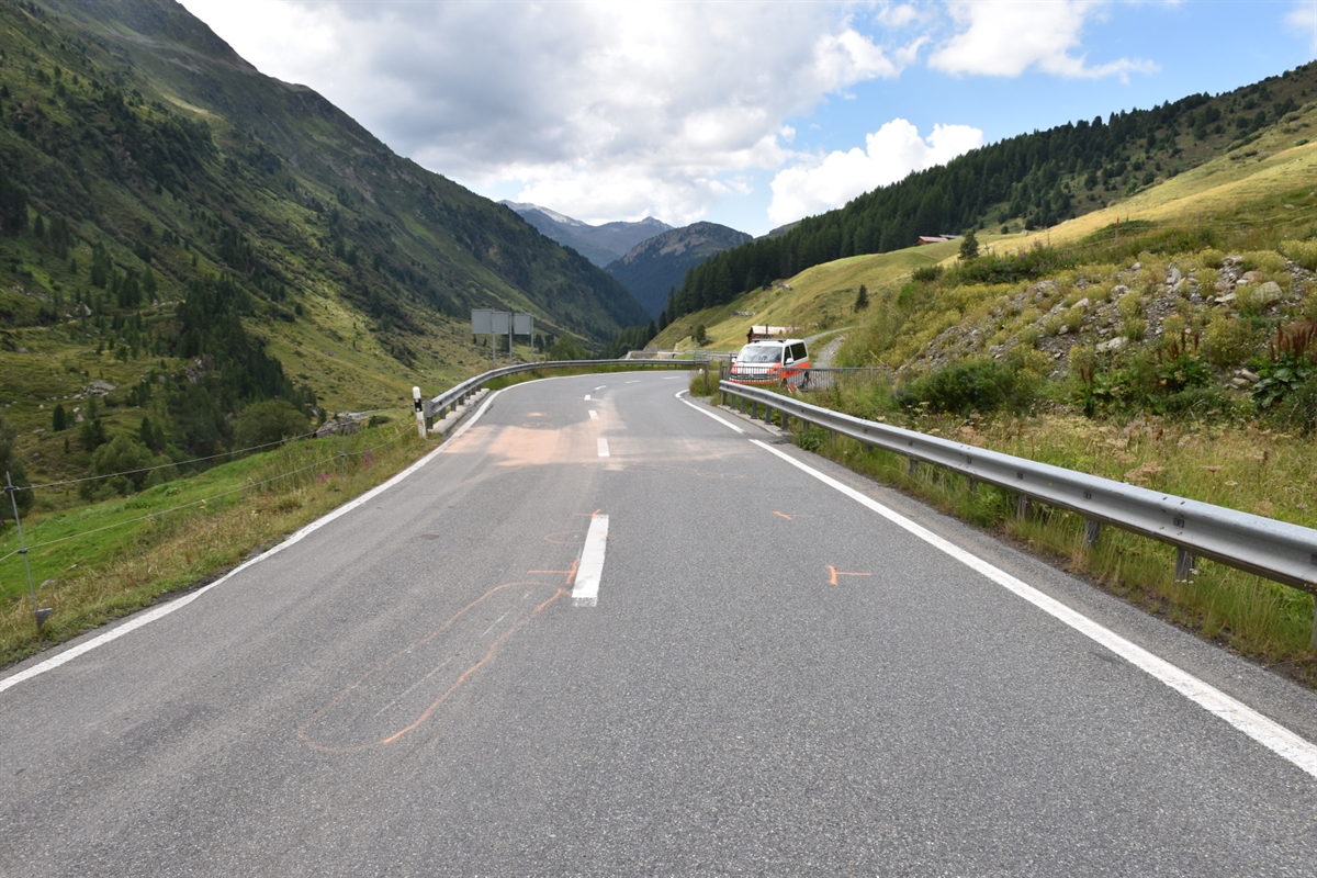 Drei Stürze: Eine kleine Gruppe Töfffahrer kam auf der Flüelapassstrasse zu Fall. Zwei Männer wurden verletzt.