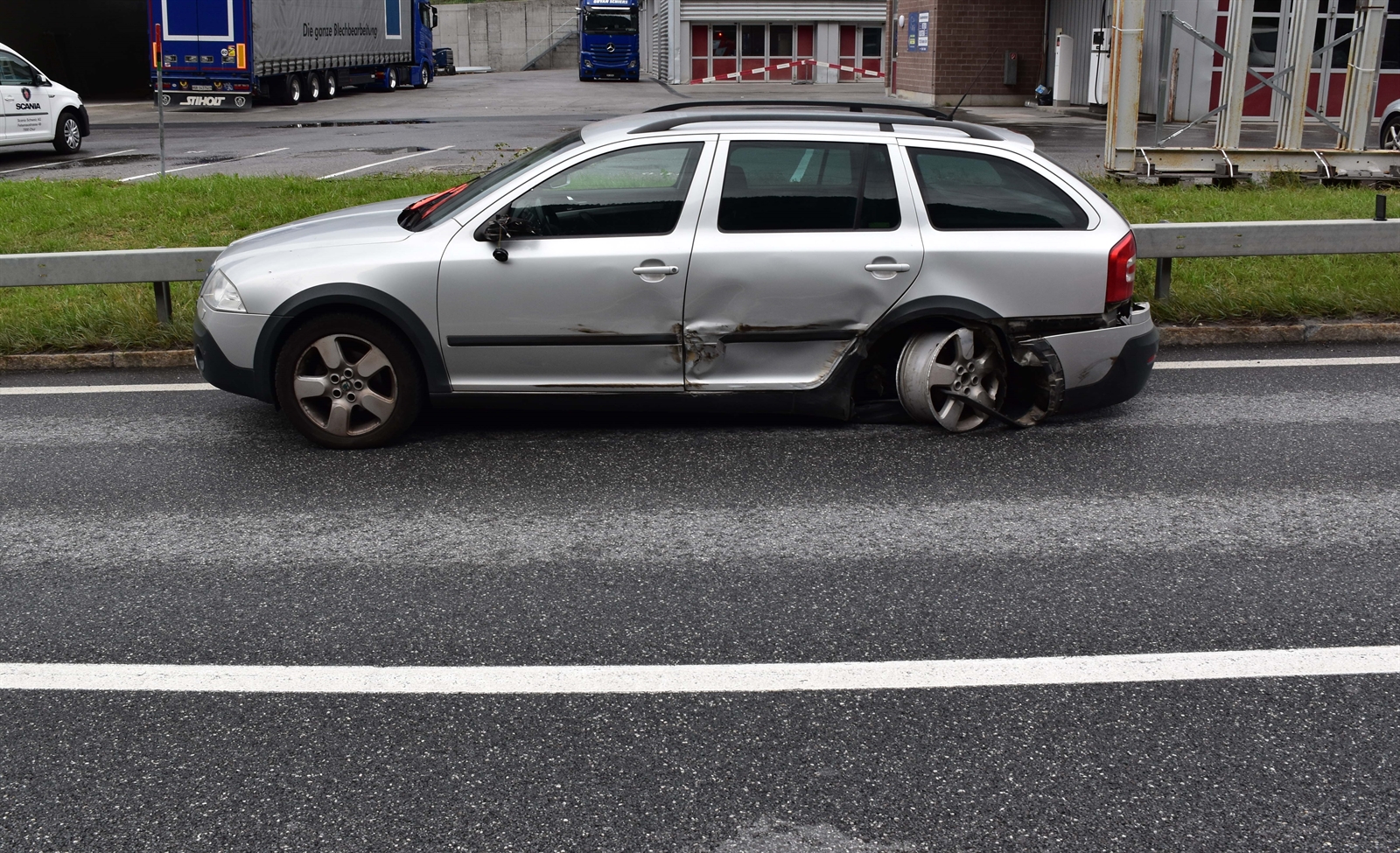 An allen drei am Unfall beteiligten Autos entstand Totalschaden. 