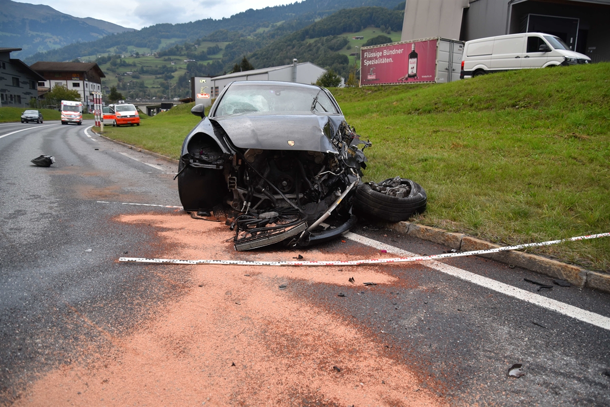 Totalsperrung: Die Unfallstelle musste während der Bergungsarbeiten für längere Zeit gesperrt werden. 