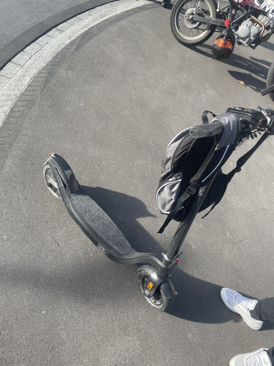 Nach der Kollision: Der E-Scooter des Mannes, der ins Spital gebracht werden musste.