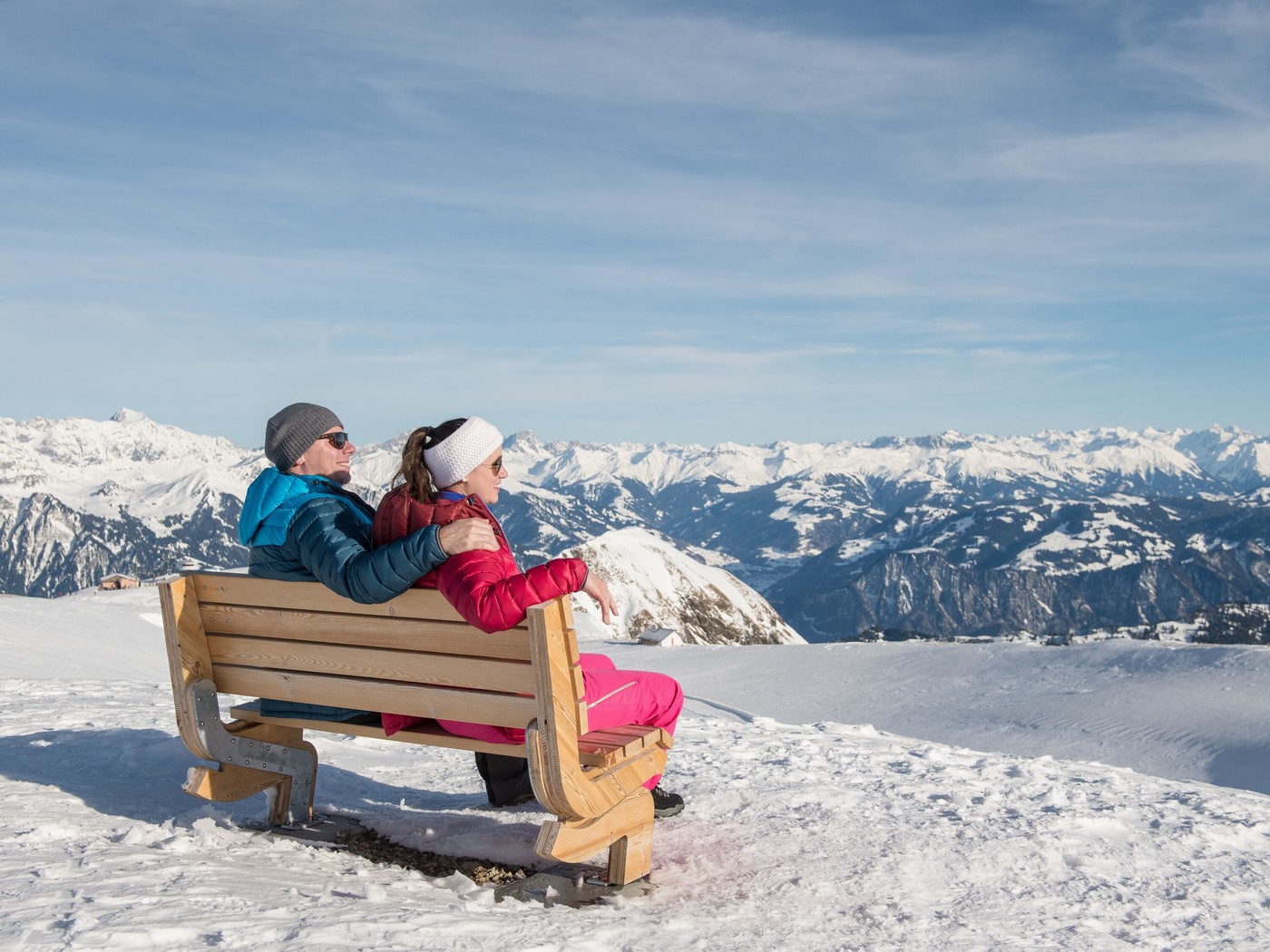 Zurücklehen und geniessen: Sonne tanken auf dem Bänkli und dabei die Weitsicht am Pizol bestaunen.