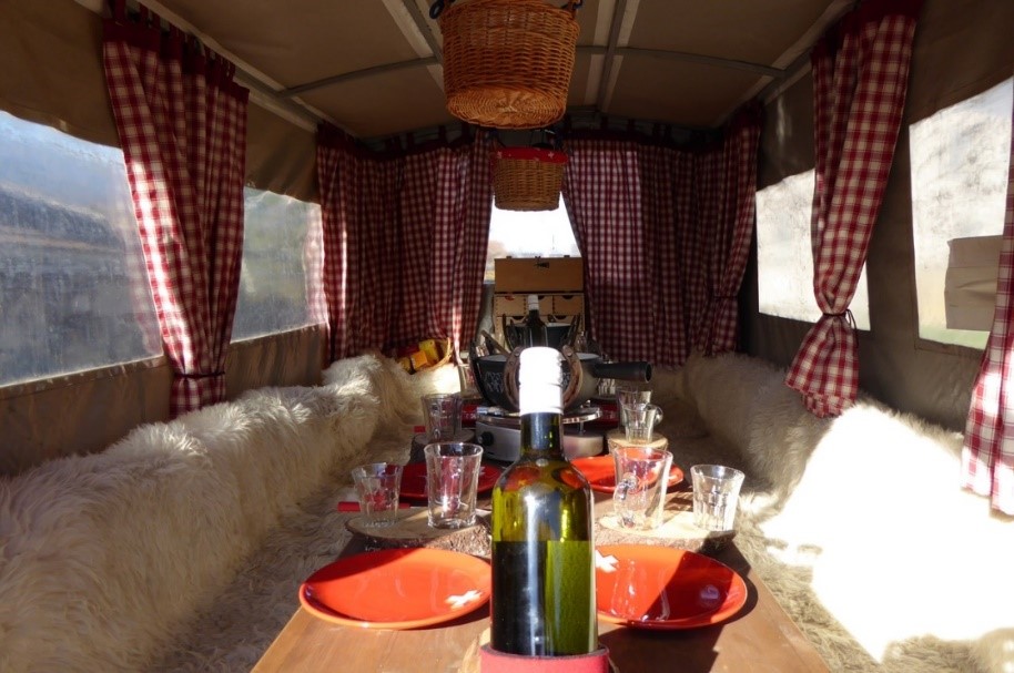 Zwei PS und ein leckeres Käsefondue: Bei der Fahrt mit der Rössliposcht geniesst ihr ein Käsefondue und werdet durch die Bündner Herrschaft kutschiert.