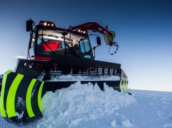 Über den Schnee brettern: Lernt wie die Pisten geformt, präpariert und planiert werden.