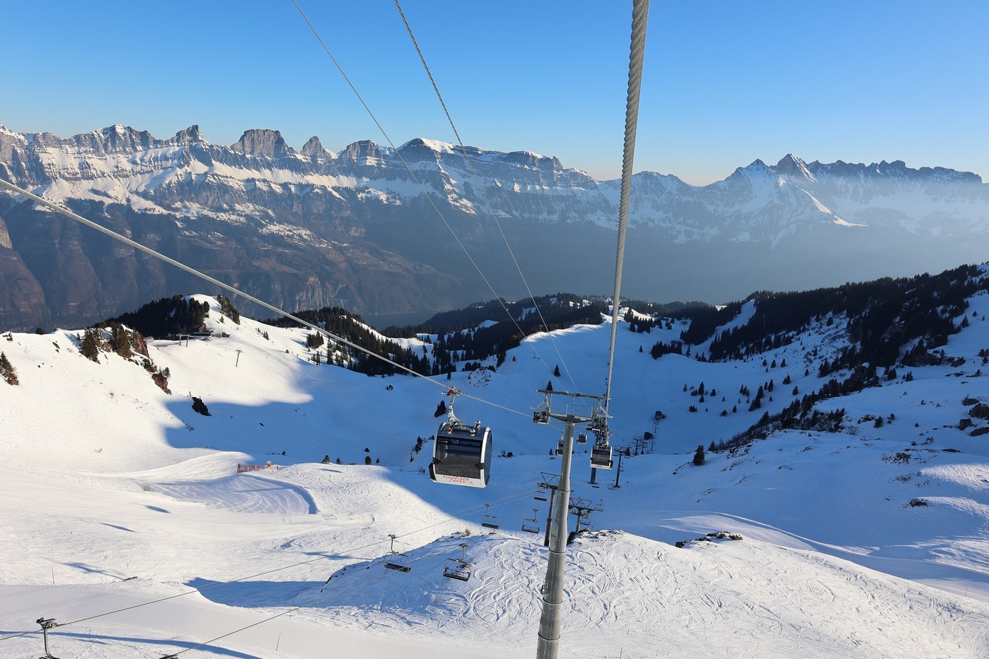 Gipfelschlager: Die Aussicht kann man schon bei der Bahnfahrt mit dem Bergjet geniessen.