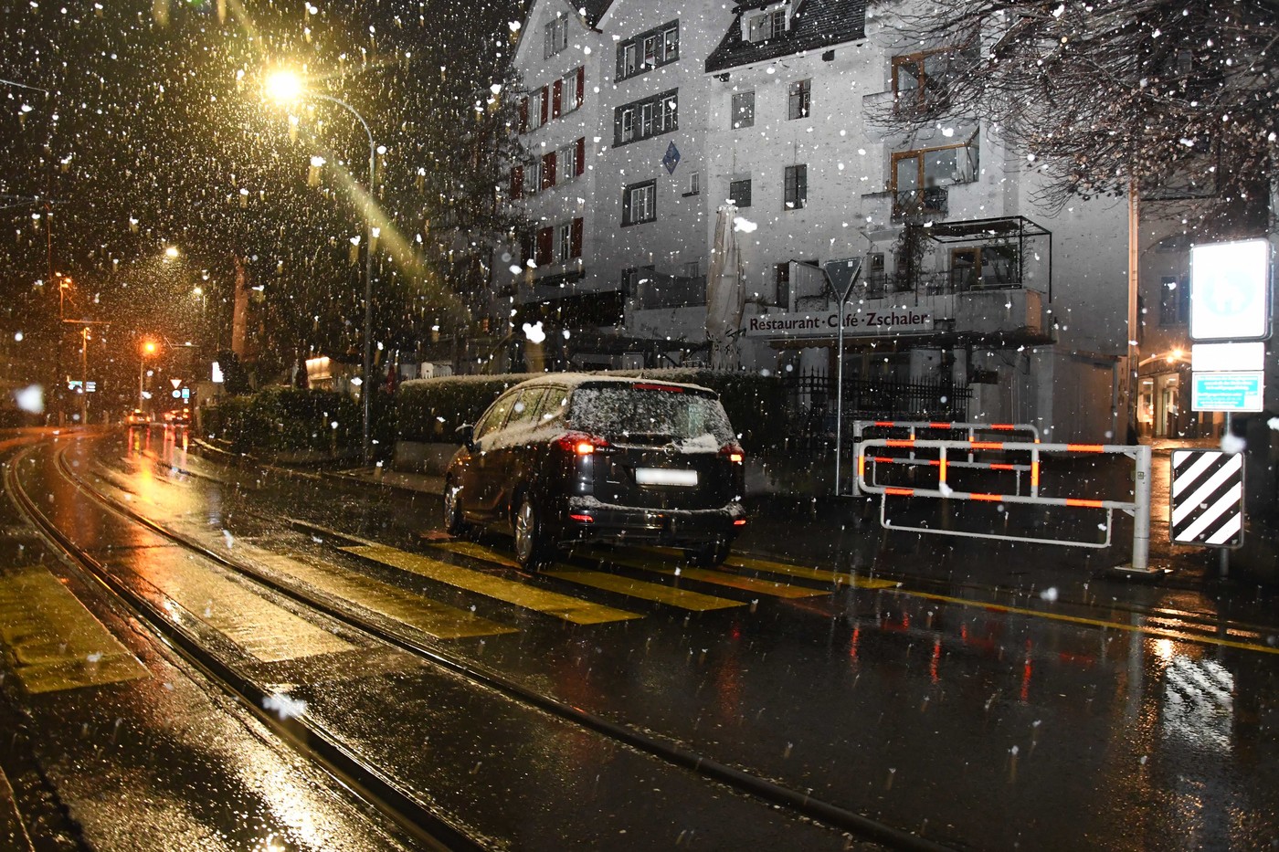 Verlassenes Auto: Noch bevor die Polizei beim Unfallort ankam, war der Fahrer des Autos weg.