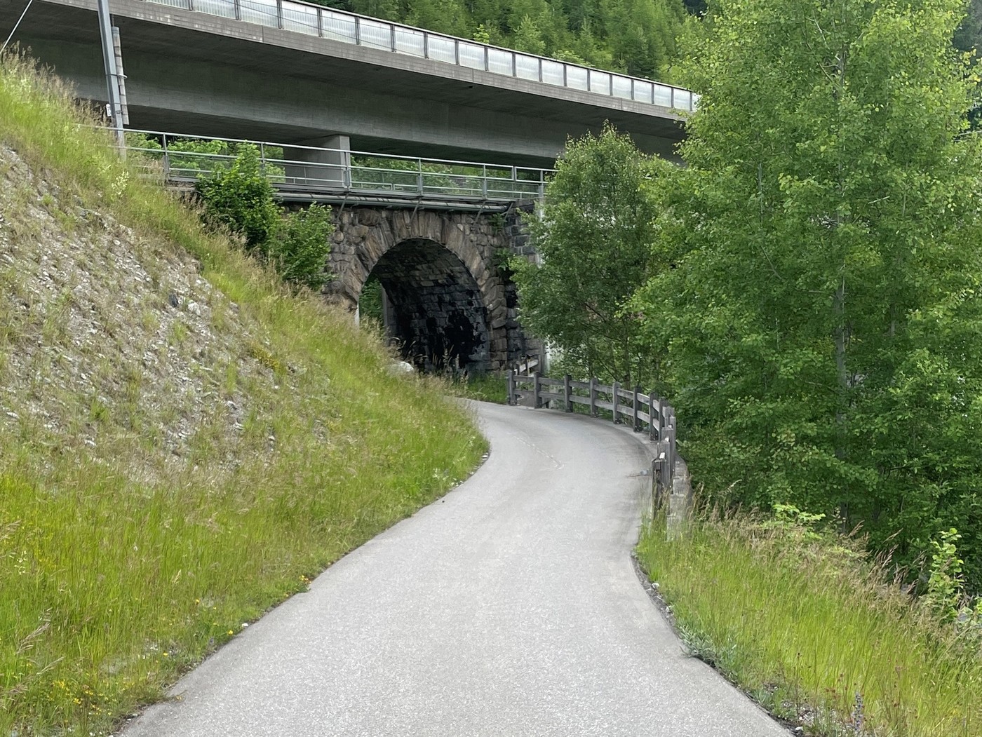 Streifkollision: In einer Kurve bei Mezzaselva kollidieren zwei E-Biker. Eine Frau zieht sich Verletzungen am Gesicht zu.