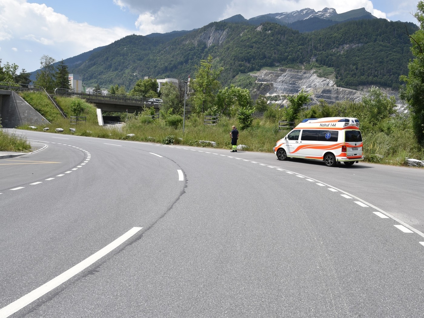 Schulterverletzung: Ein Senior kommt bei Trimmis mit dem E-Bike von der Strasse ab und stürzt.