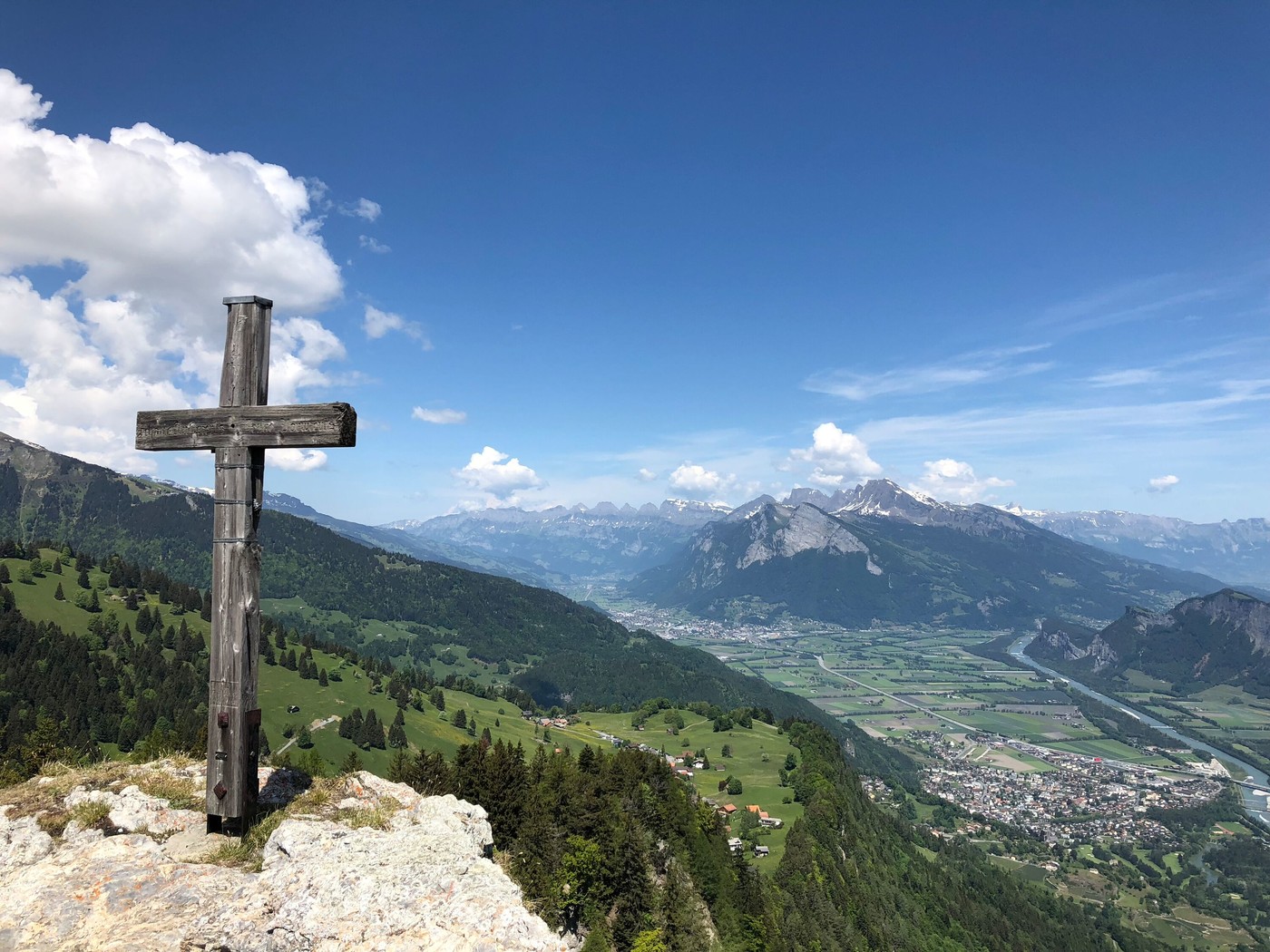 Die Aussichtsplattform Pizalun mit Rundumsicht auf die umliegenden St. Galler und Bündner Bergwelt.