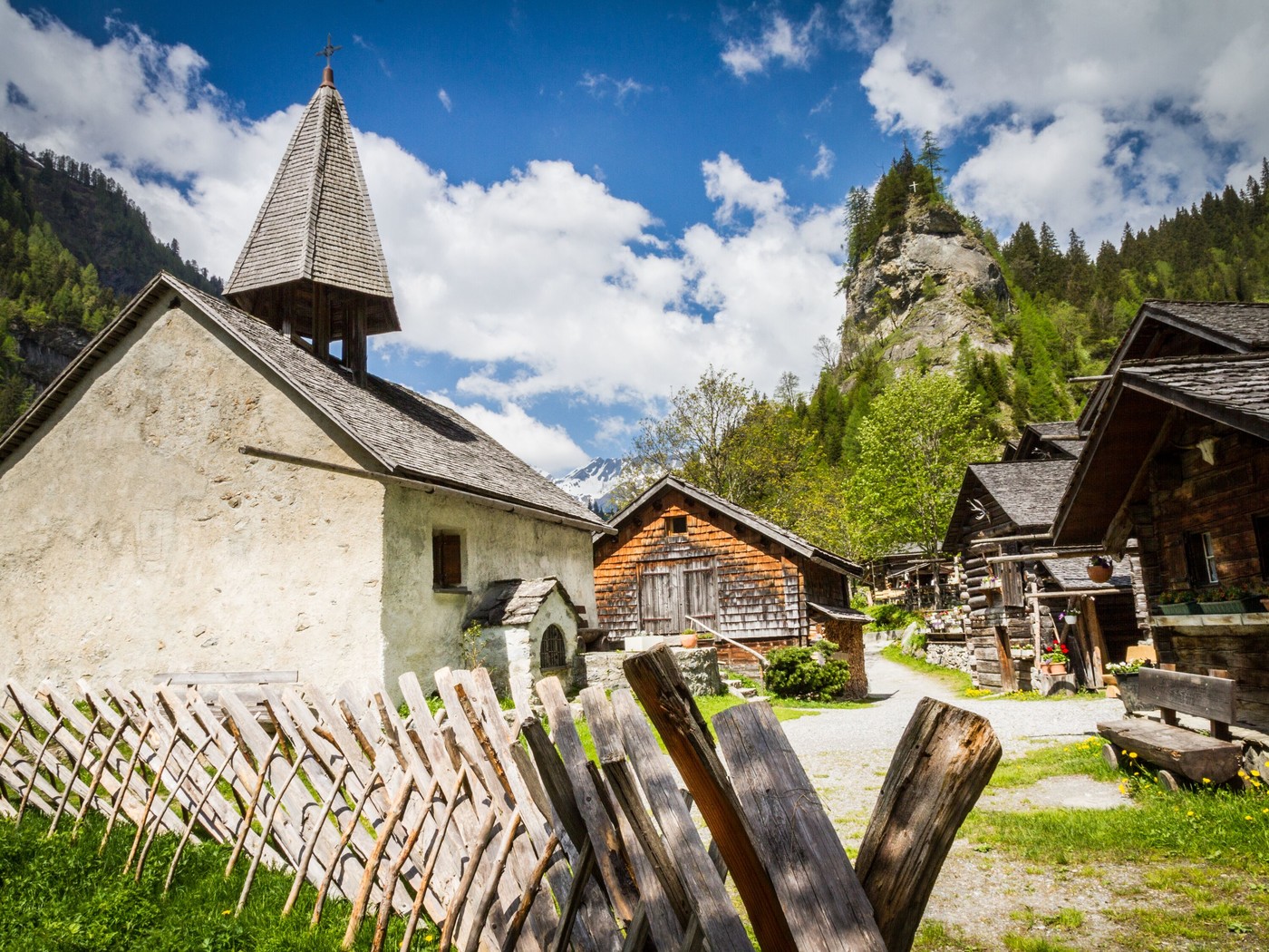 Mitten im Calfeisental, eingebettet in eine malerische Landschaft, liegt die ehemalige Walsersiedlung Sankt Martin.