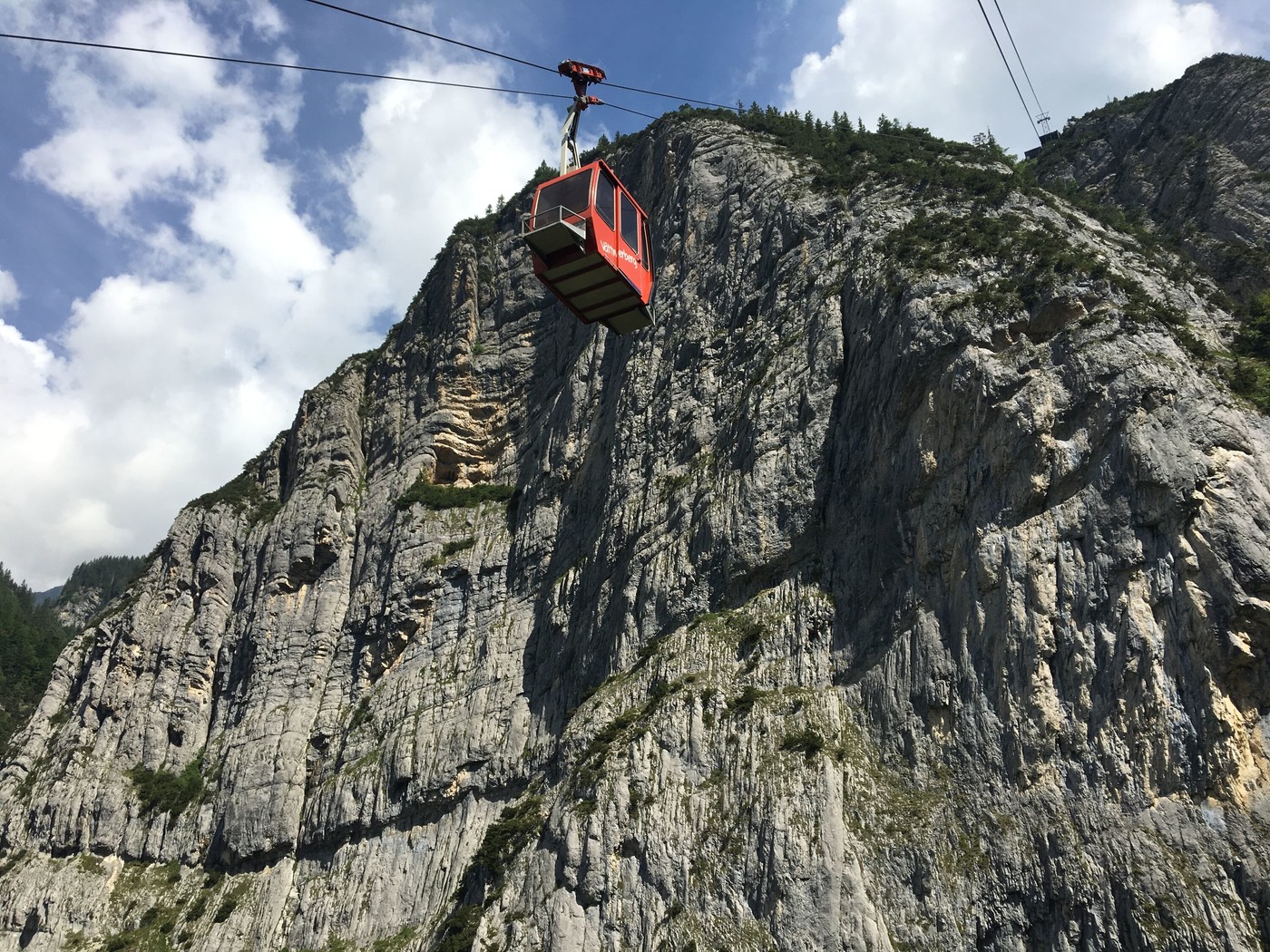 Die Seilbahn Vättnerberg bei Vättis bringt euch zu einer wunderschönen, leicht hügeligen Bergterrasse.
