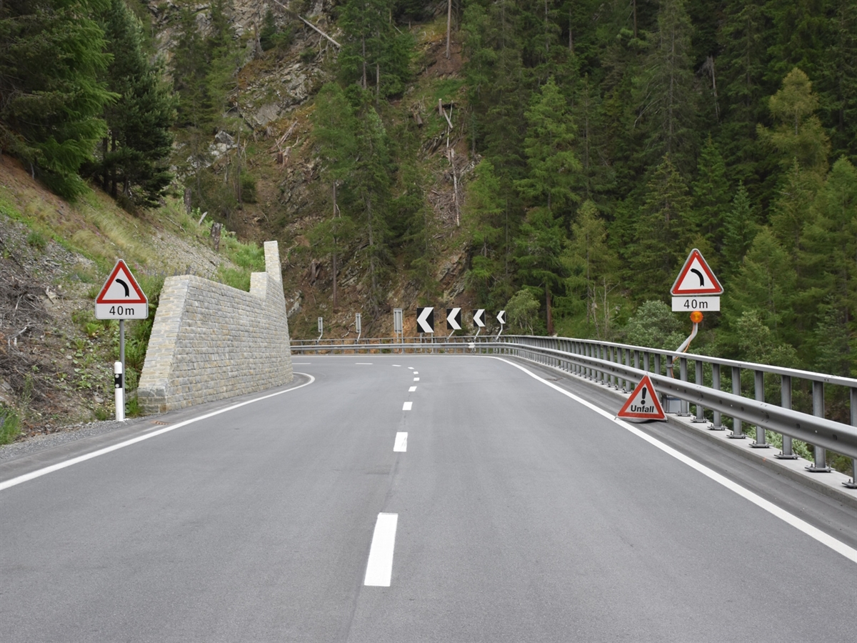 Sturz in Linkskurve: In der Güstizia-Kurve von Zernez in Richtung Susch stösst ein Töfffahrer mit der rechten Leitplanke zusammen und stürzt. 