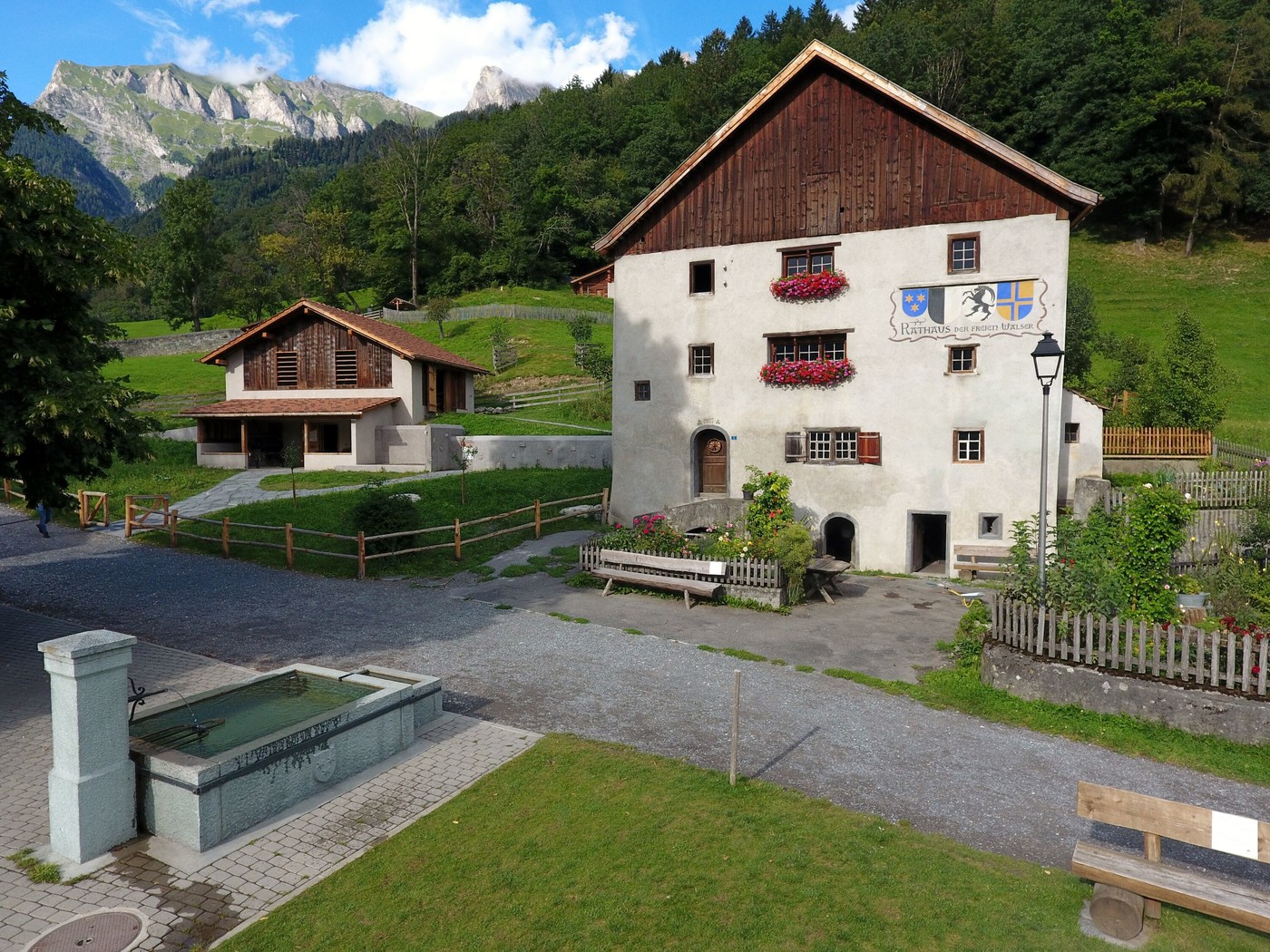 Dorfplatz, Geissen und historische Häuser: Beim Besuch im Heididorf oberhalb von Maienfeld könnt ihr in die berühmte Geschichte von Heidi eintauchen.