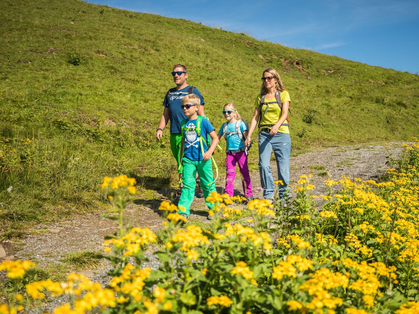 Der neue Themenweg: Kinder lösen an verschiedenen Stationen Rätsel, erfüllen Aufgaben und erleben die Geschichte von Rothirsch Rohan.