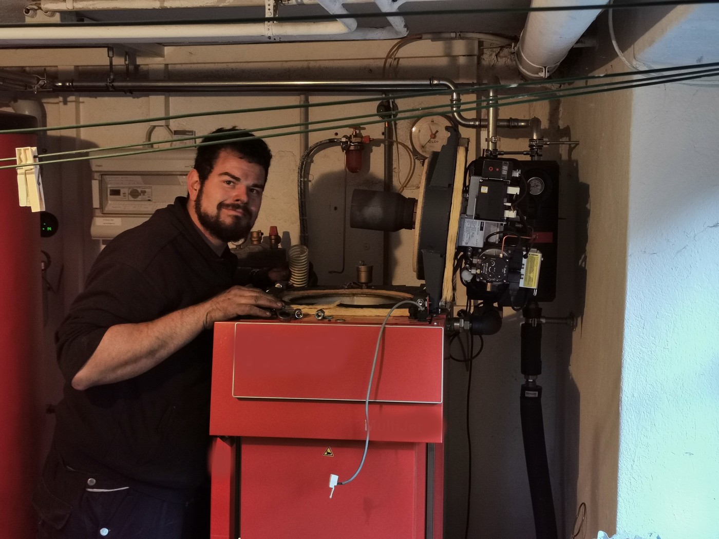 In seinem Element: Mario Good hat sich einst zur Ausbildung als Kaminfeger entschieden. Heute führt er ein eigenes Kaminfeger-Unternehmen.