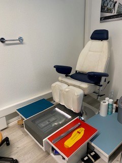Vielfältiges Berufsbild: Orthopädieschuhmacher- und schuhmacherinnen stellen unter anderem orthopädische Massschuhe her.