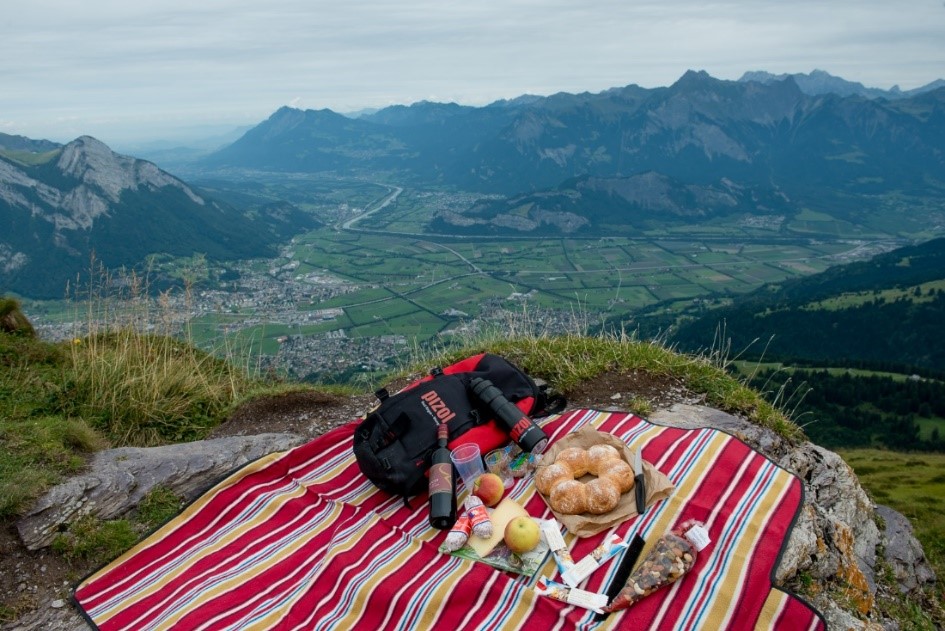 Kulinarik-Wanderung «Garmil Höhenwanderung»: Picknickt mit Aussicht aufs Sarganserland.