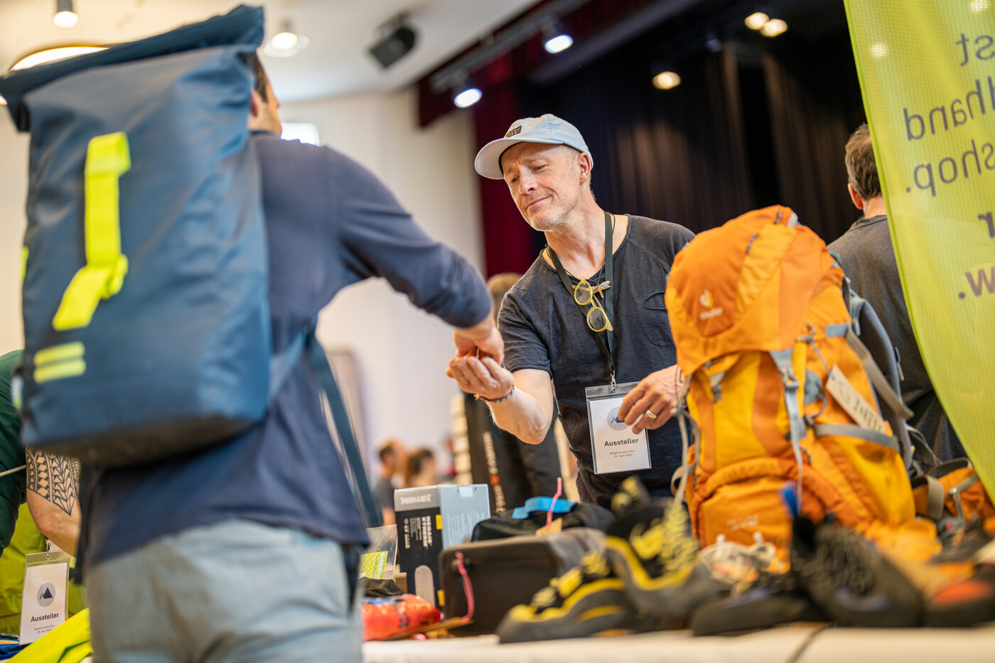Für Outdoor-Sportlerinnen und -sportler: Am Bergflohmarkt in Chur gibt es diesen Freitag und Samstag einiges zu kaufen.