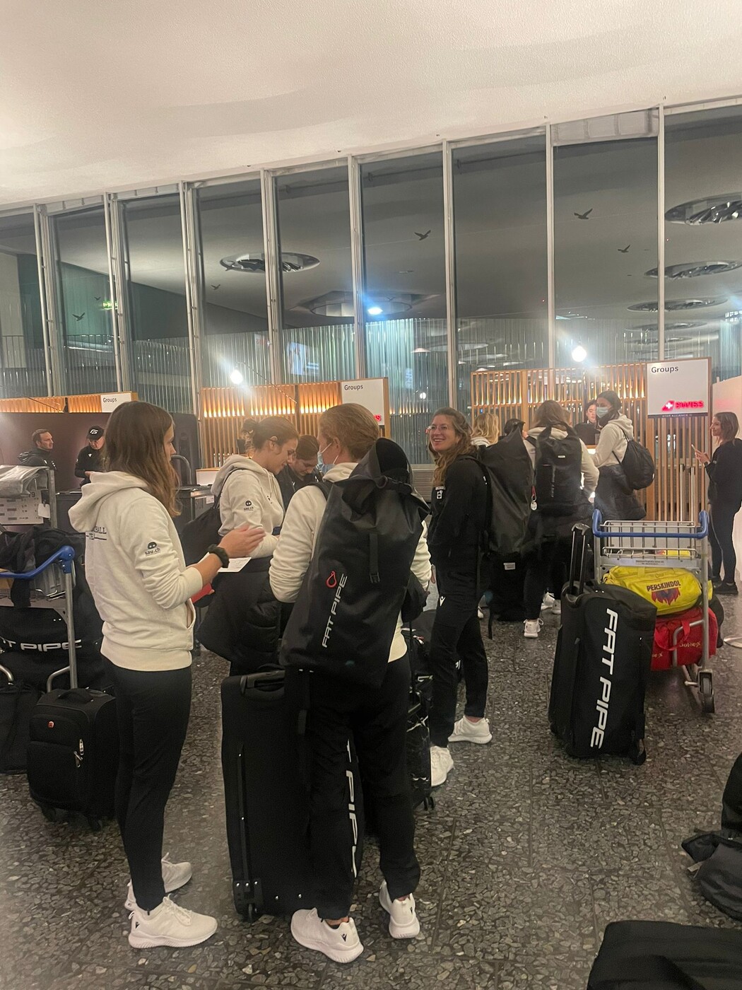 Warten auf den Abflug: Das Schweizer Unihockey-Nationalteam reist an die WM nach Singapur.