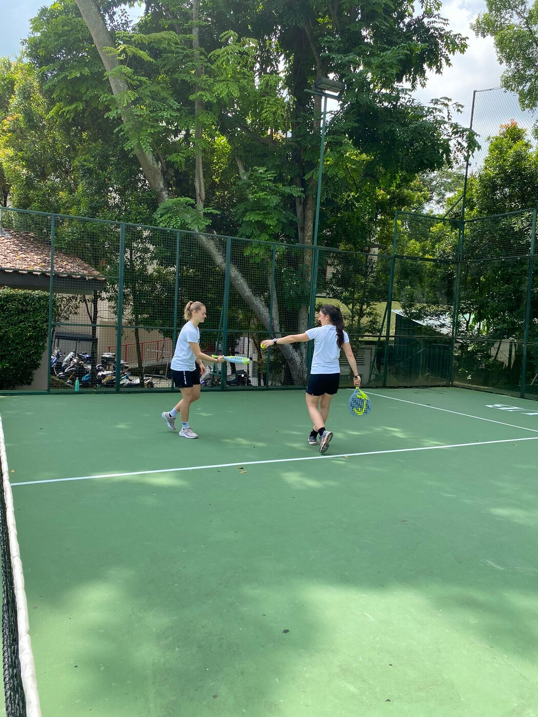 Freizeitbeschäftigung: Doris Berger (links) und Lara Heini spielen auf der Hotelanlage Padel.