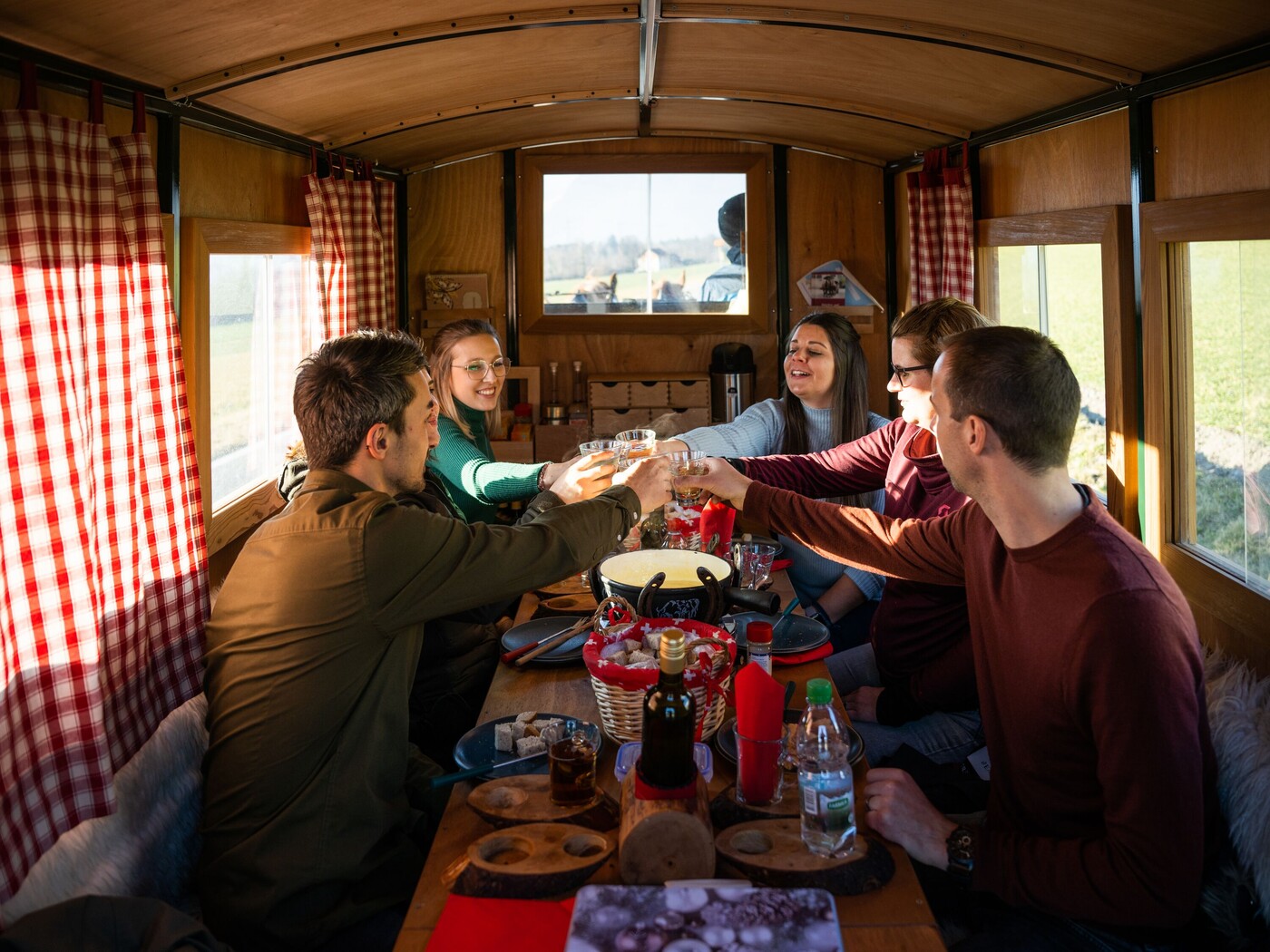 Zwei PS und Käsefondue: Bei der Fahrt mit der Rössliposcht geniesst ihr ein Käsefondue und werdet durch die Bündner Herrschaft kutschiert.
