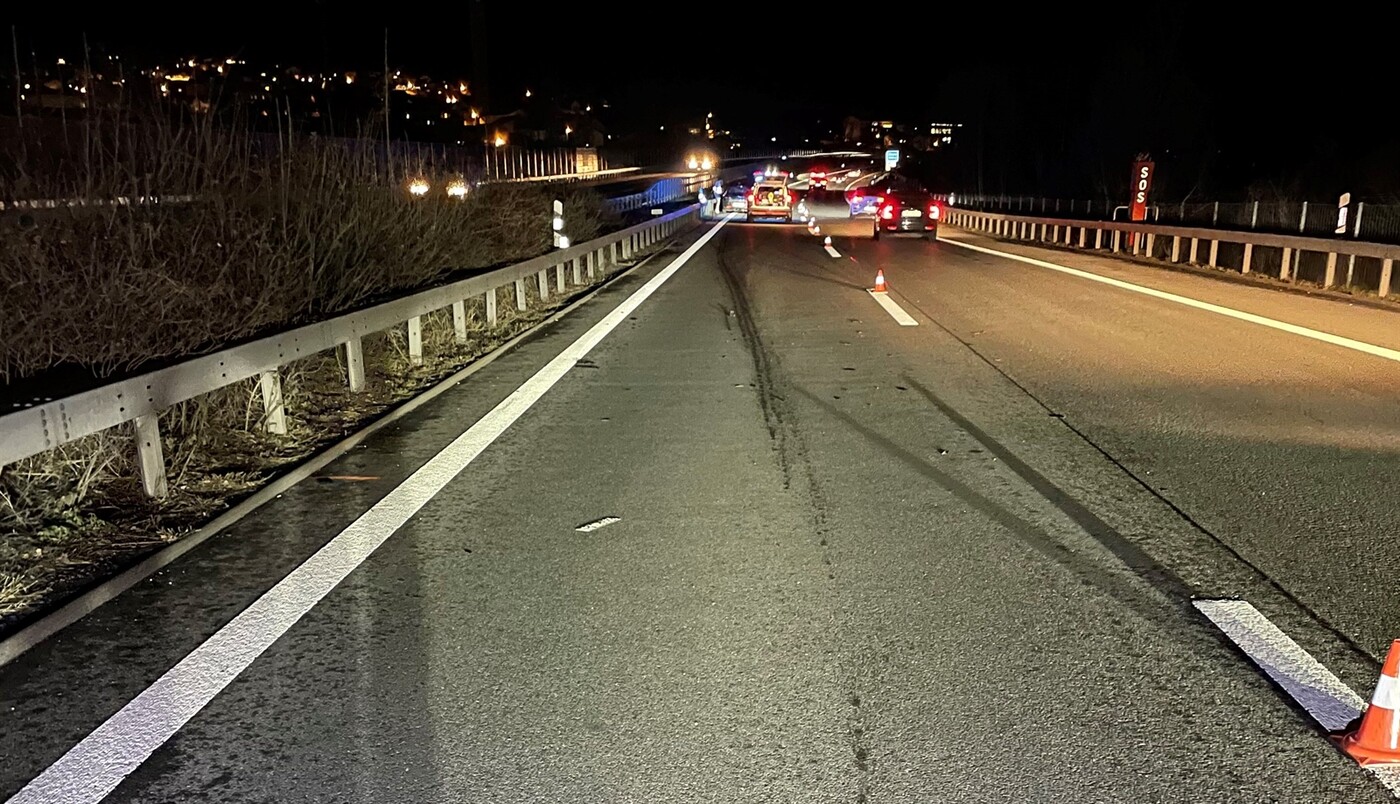 Bremsspuren: Auf der Autobahn A13 kam es zu einem Auffahrunfall auf der Überholspur.