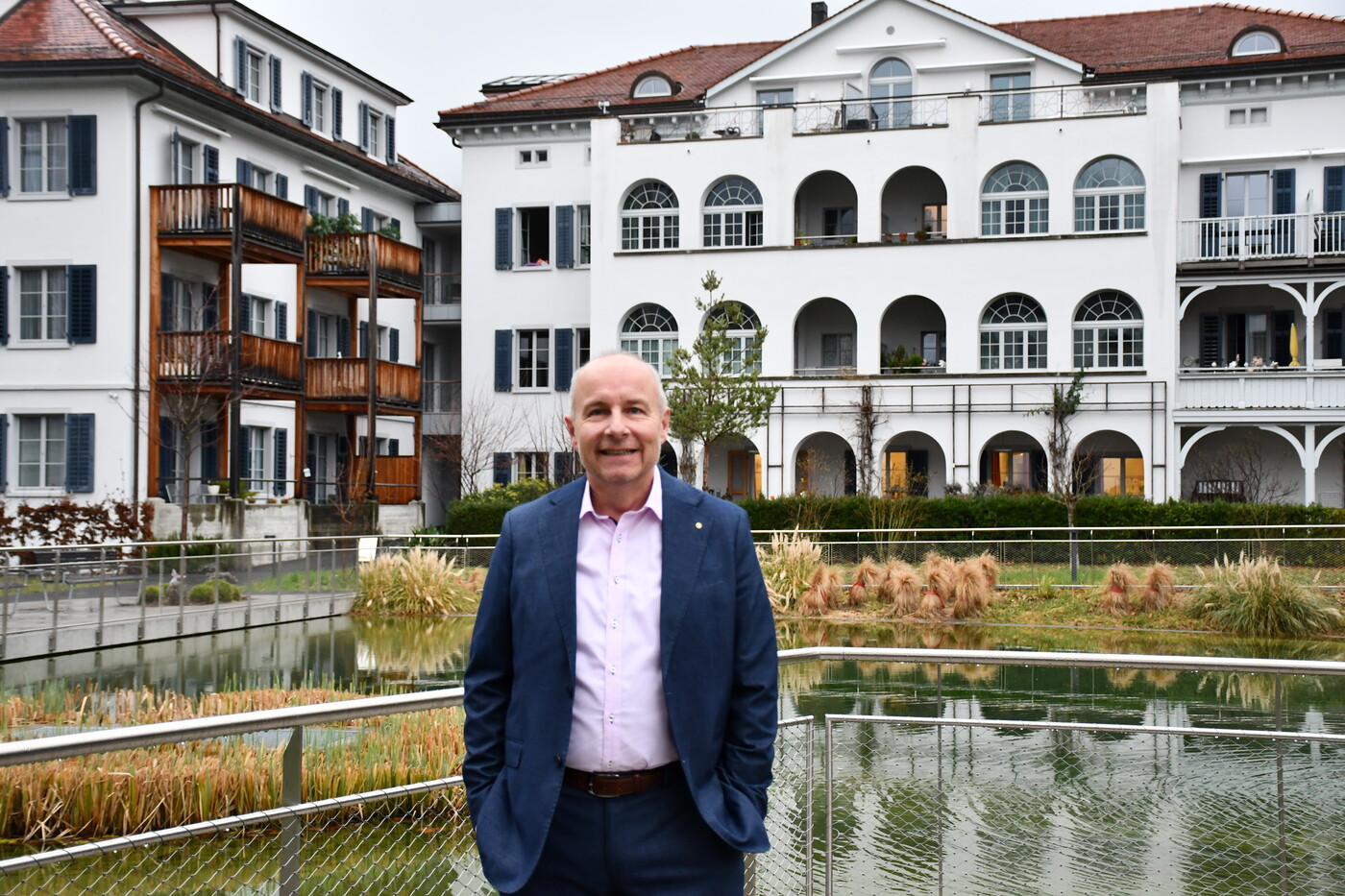Heute: Sandro Ursch steht vor dem Rigahaus und dem Gärtnerhaus.