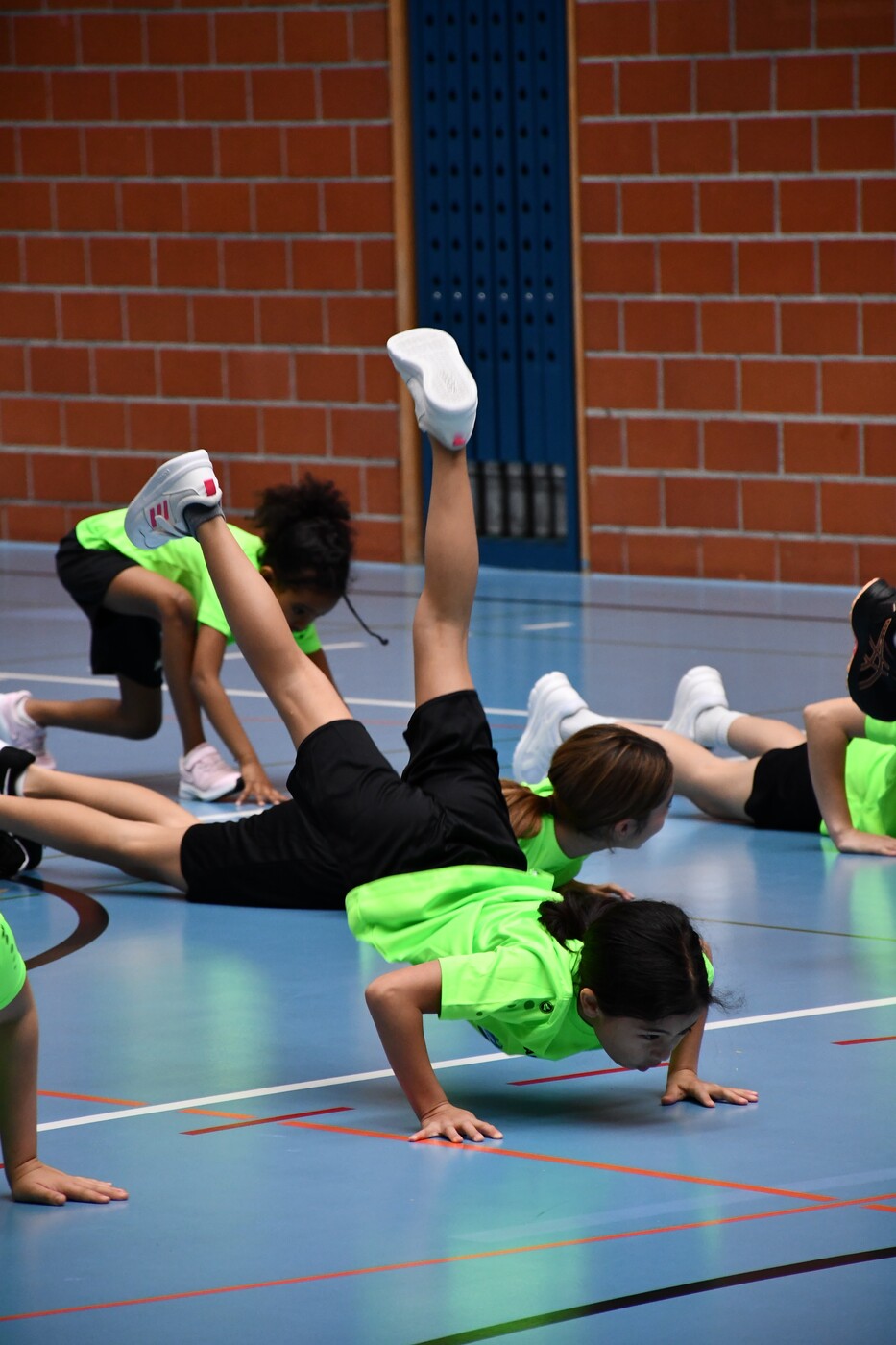 Athletisch: Die kleinen Tänzerinnen üben die Welle.