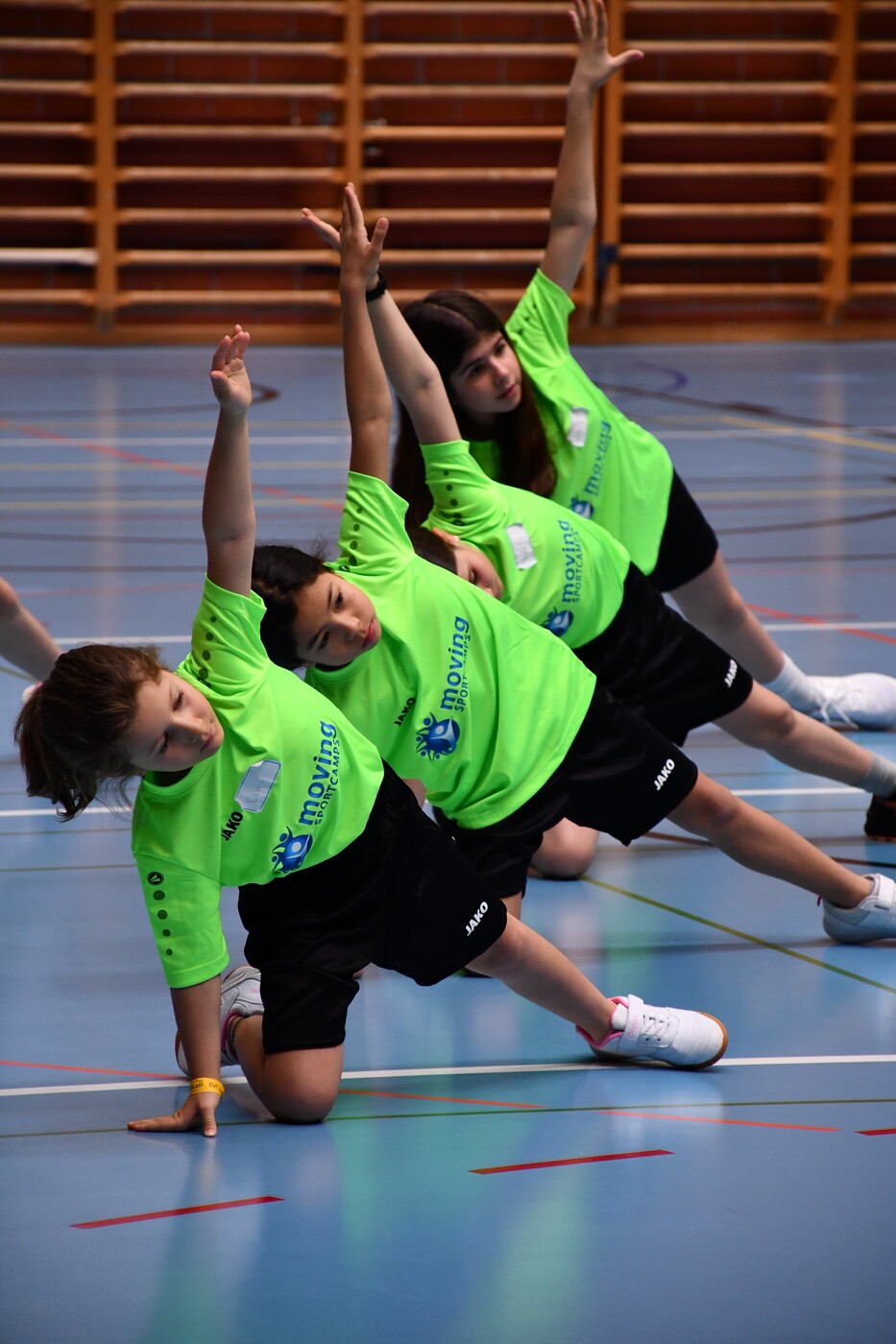 Sportlich: Dehnen, Strecken und Tanzen im Gleichschritt.