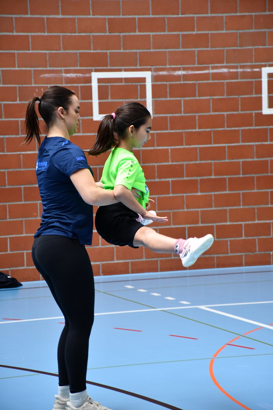 Konzentriert: Ein Mädchen übt mit der Tanzlehrerin die Hebefigur. 