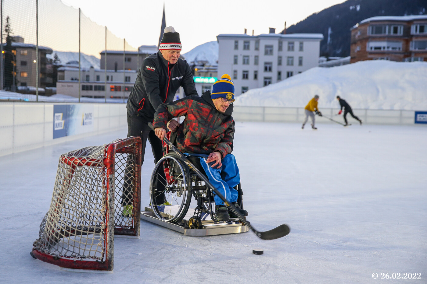 Es bleibt nicht nur beim Besuch im Stadion: Mit ein wenig Hilfe kann auch Hockey gespielt werden…