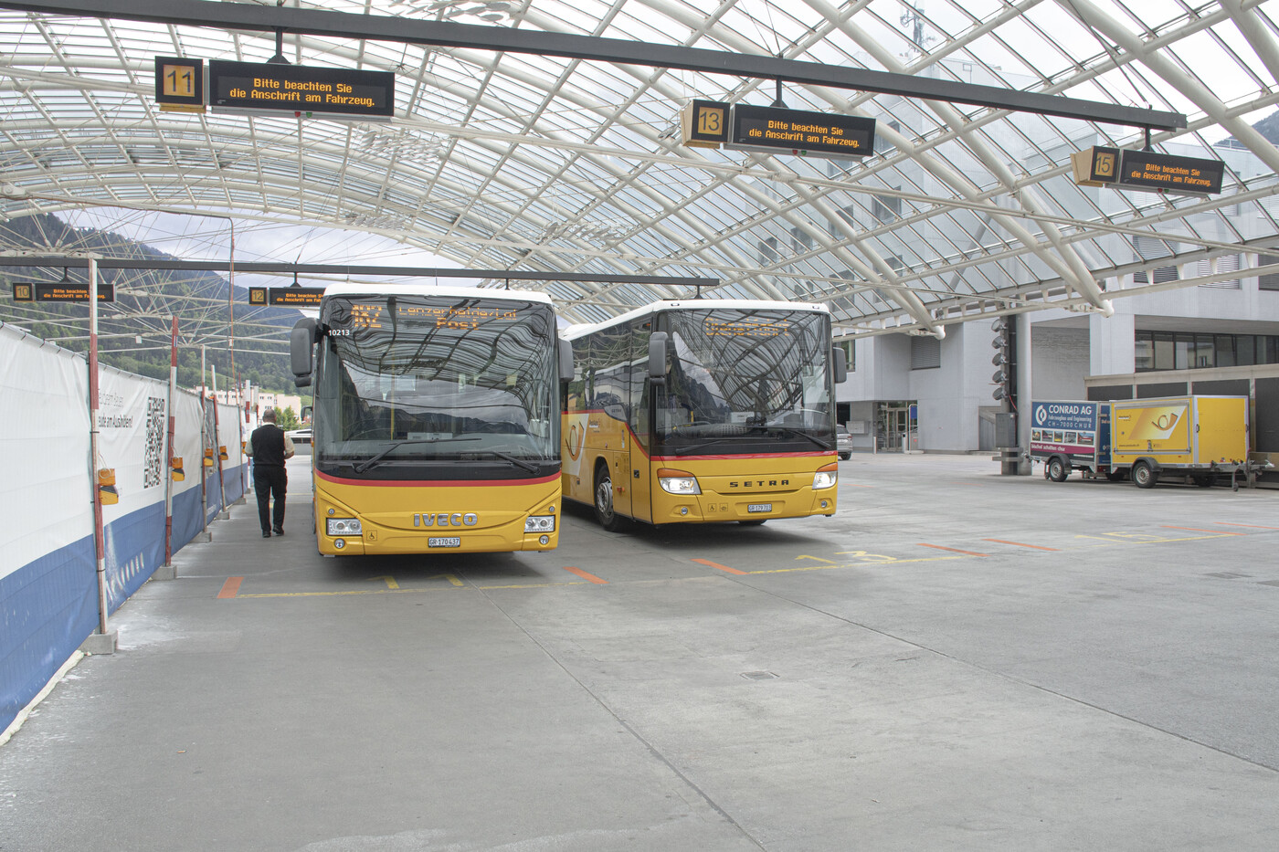 Der tägliche Postauto-Betrieb findet parallel zu den Bauarbeiten statt. Dank geschickter Planung führt dies aber zu keinen grösseren Einschränkungen.