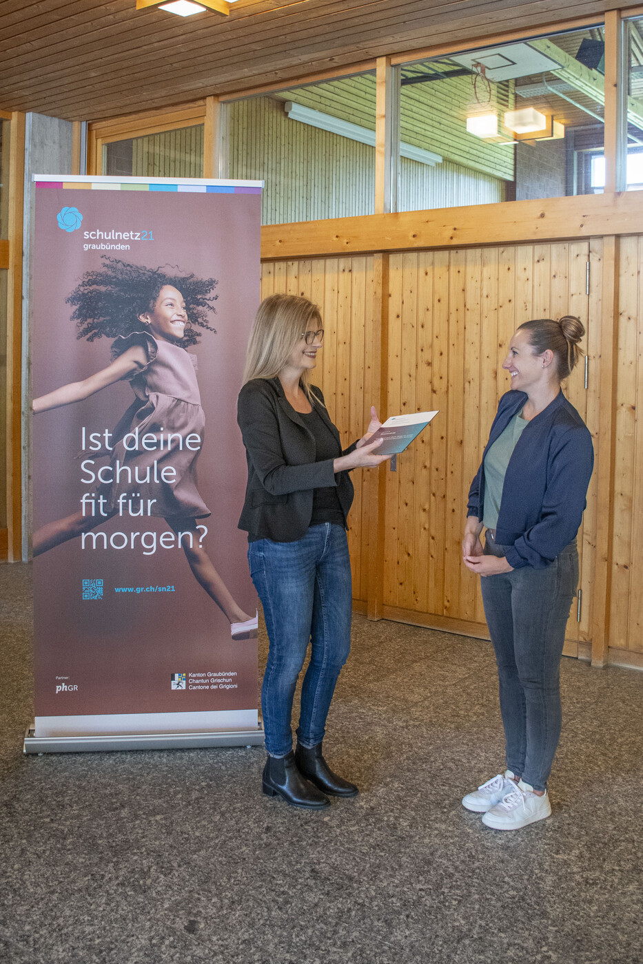 Ausgezeichnet: Francisca Derungs (links) von der Schule Trimmis nimmt die Tafel, die der Schule das Prädikat gesundheitsfördernd attestiert, von Stephanie Bachmann seitens Gesundheitsamt entgegen. 