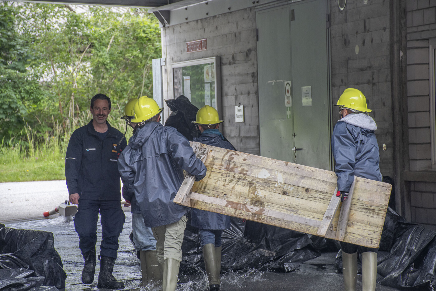 Wie sichert man Haustüren am besten vor Hochwasser? Die Kinder testen verschiedene Lösungen aus.