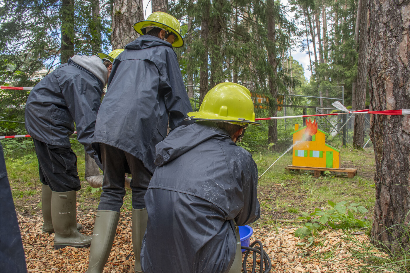 Teamfähigkeit, rasches Handeln und Zielgenauigkeit sind beim Feuerwehr-Spiel gefragt.