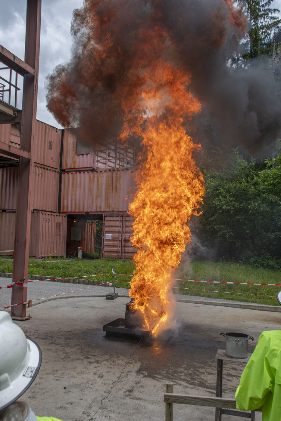 Nie brennendes Öl mit Wasser löschen!