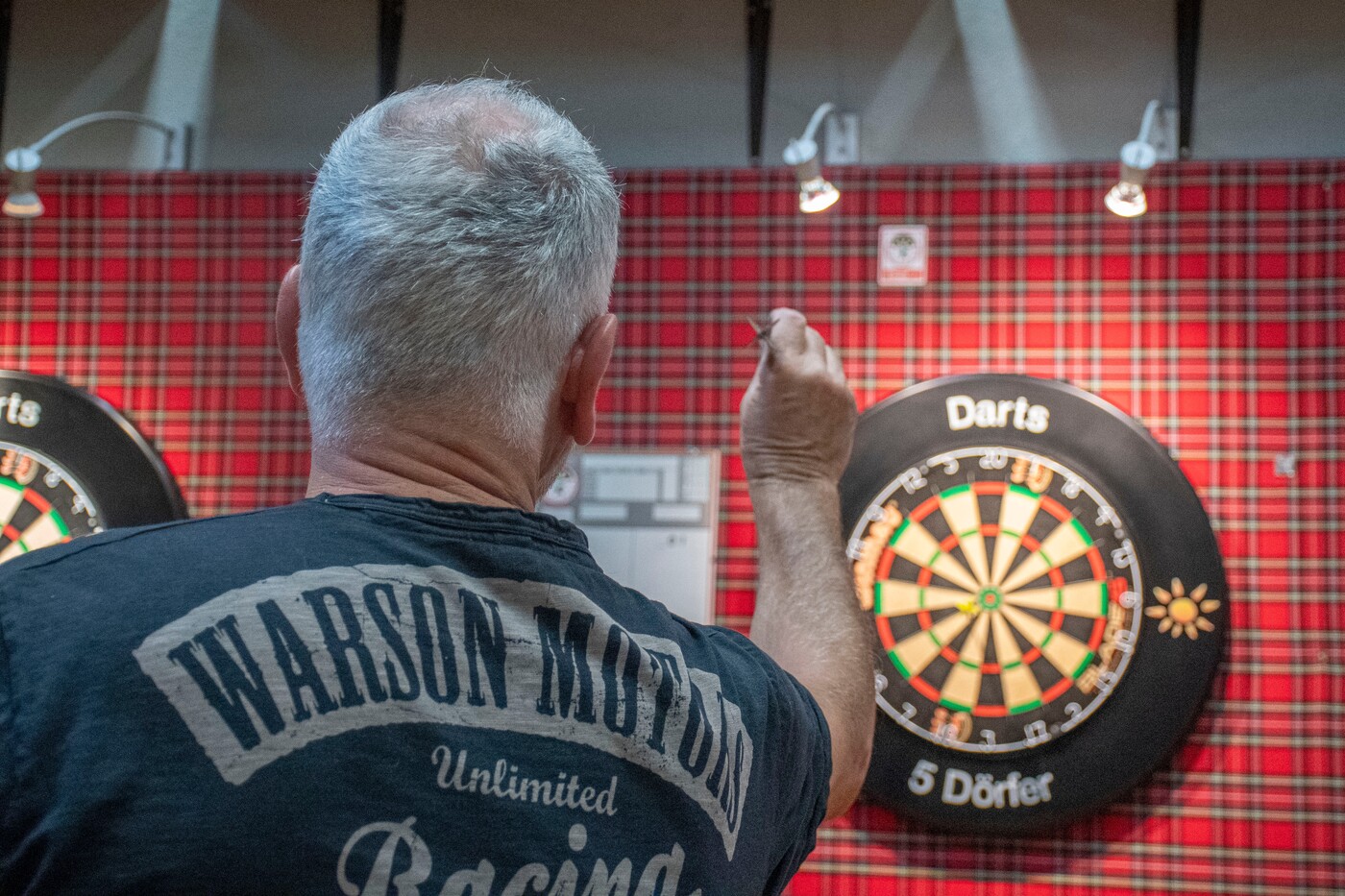 Klassisch: Beim Steeldart müssen - anders als beim elektronischen Dart – die Punkte selber gezählt werden.