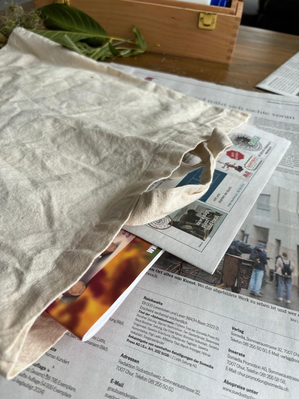 Damit es nicht durchdrückt: Mit Zeitung auslegen.