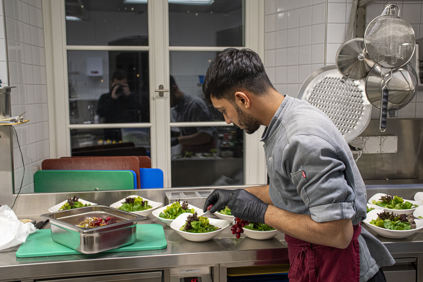 Punktgenau: Farhad Safi richtet die Salate mit viel Liebe zum Detail an.