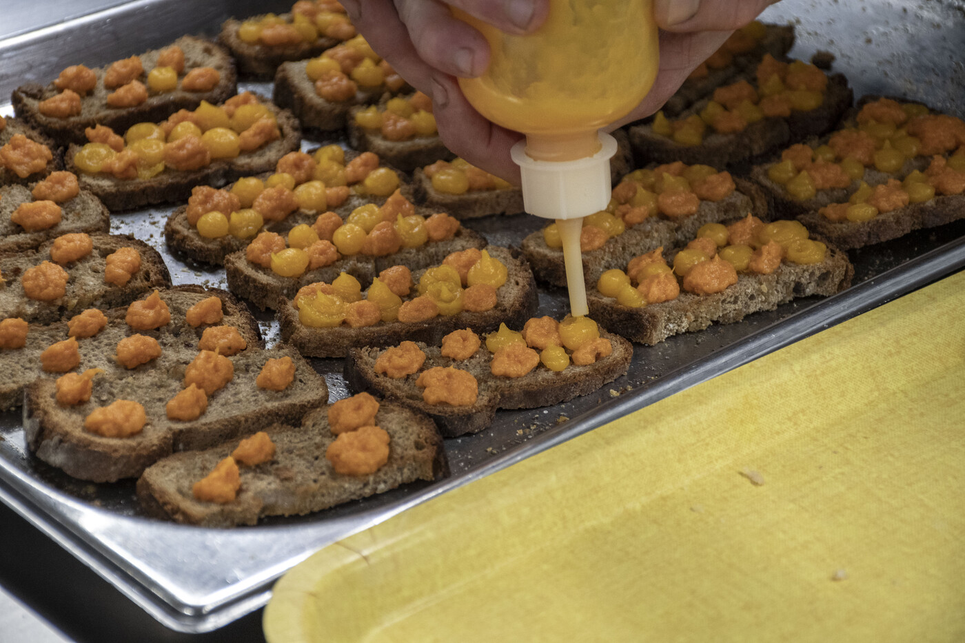 Zweifarbig: Die Apérobrötchen werden mit selbstgemachten Pürees garniert.